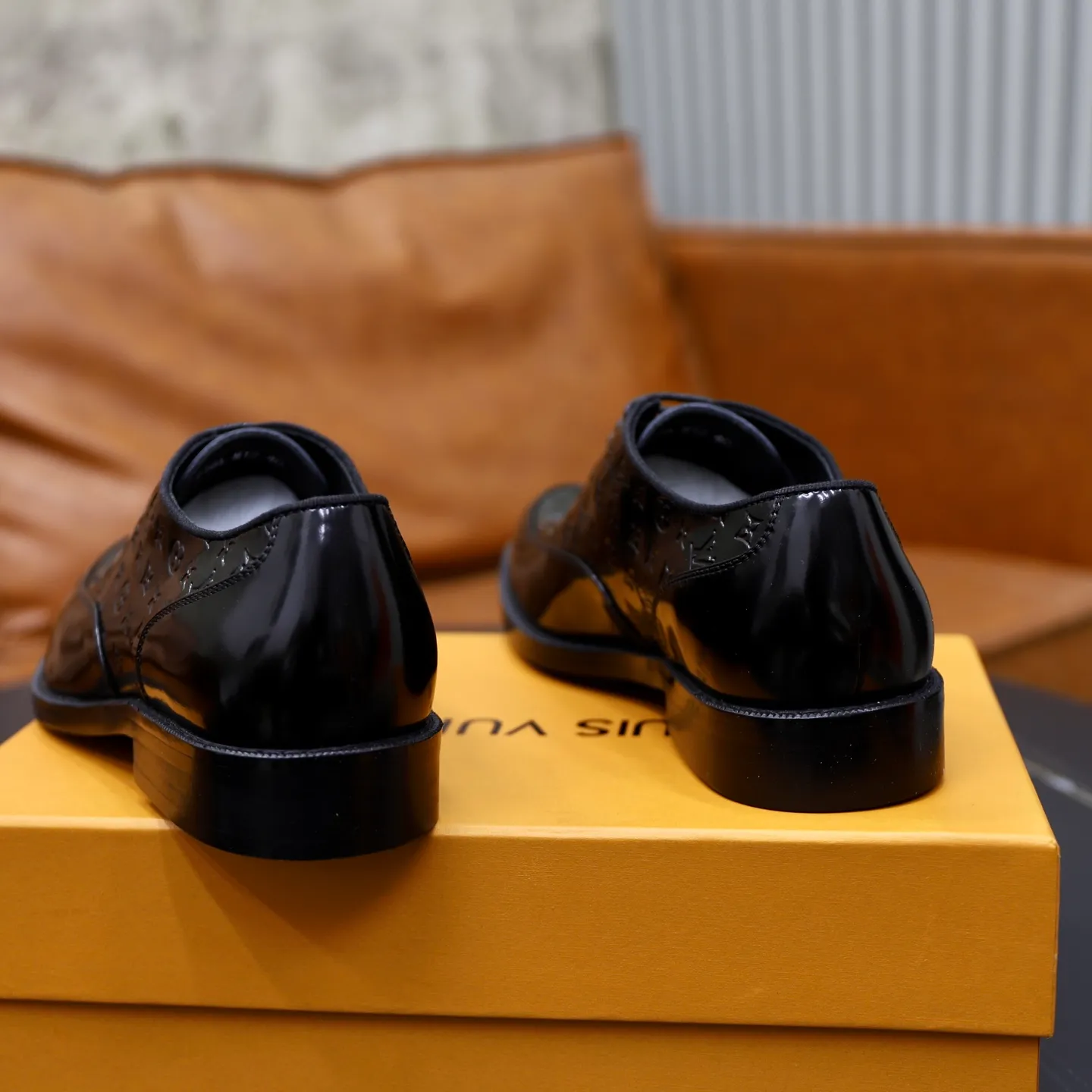 Men's shoes: 280🙅‍♂️🙅‍♂️🙅‍♂️Niuli Brand: LV Louis Vuitton Size: 39-44 (38, 45, 46 can be customized) Level: Counter classic Material: Original soft cowhide upper Comfortable cowhide lining Original lightweight outsole Style category: Formal business casual driving leather shoes Color: Color of the actual picture